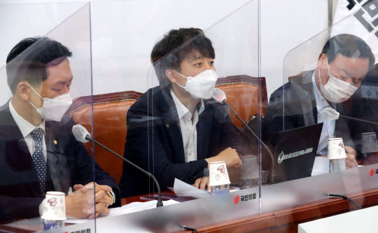 이준석(가운데) 국민의힘 대표가 8일 오전 국회에서 열린 당 최고위원회의에서 발언하고 있다. 연합뉴스